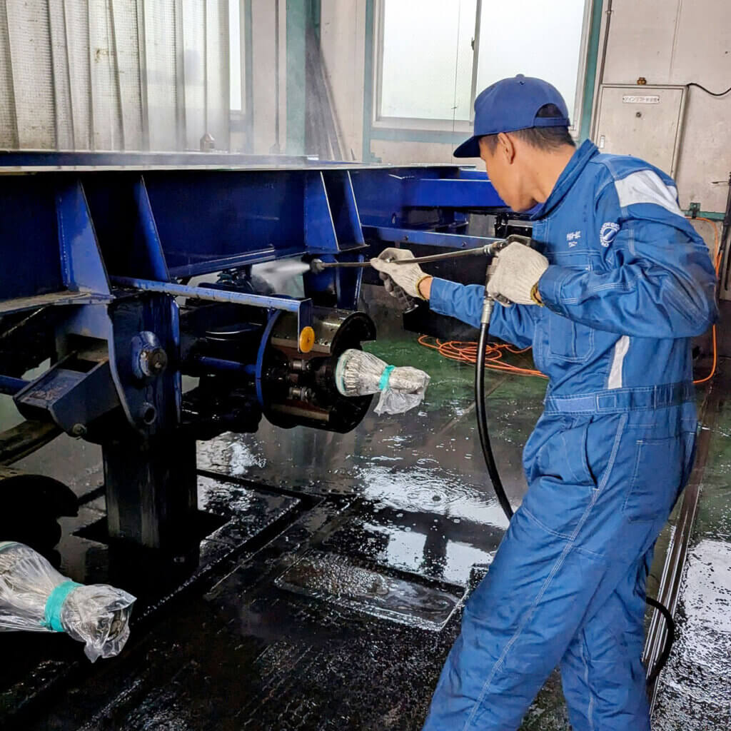 中部第一自工の整備工場で車両整備を行うラ・ワンニーさんと先輩整備士