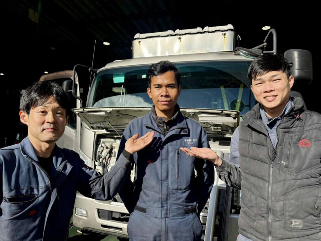 中部第一自工に入社したカンボジア出身の整備士ラ・ワンニーさん。笑顔で作業着姿