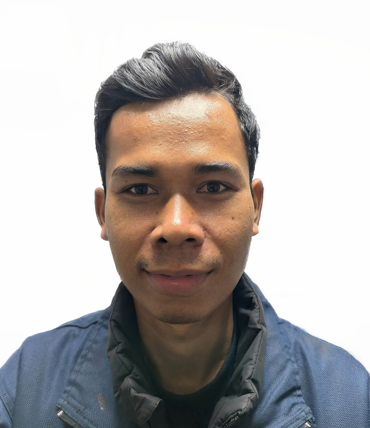 中部第一自工に入社したカンボジア出身の整備士ラ・ワンニーさん。笑顔で作業着姿